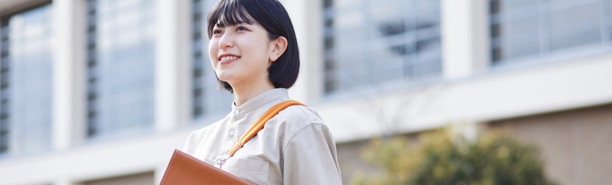 書類を持っている笑顔の女性のイメージ画像