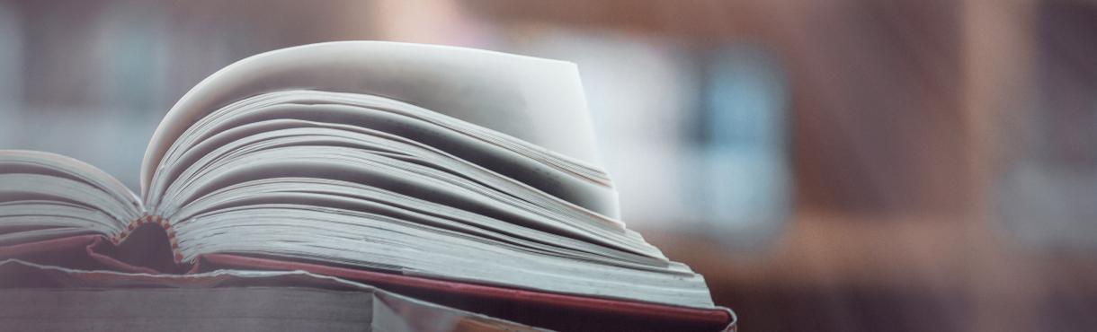 分厚い本のイメージ画像