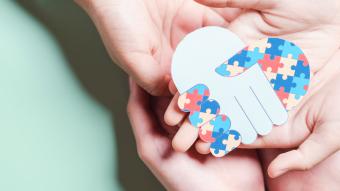 手を取り合っているイメージ画像