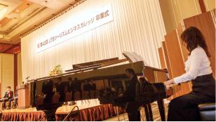 卒業式でピアノを演奏している様子