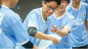 スポーツを楽しむ学生