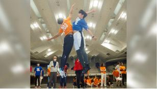 スポーツを楽しむ学生