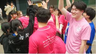 スポーツを楽しむ学生