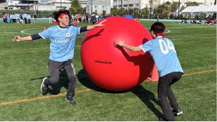 大玉ころがしをしている学生