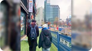 韓国を歩いている学生