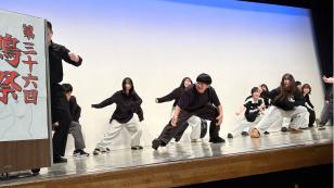 学園祭でダンスを披露する学生
