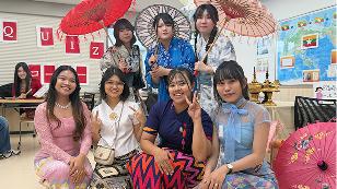 民族衣装で撮る集合写真