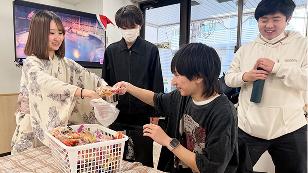 学園祭を楽しむ学生