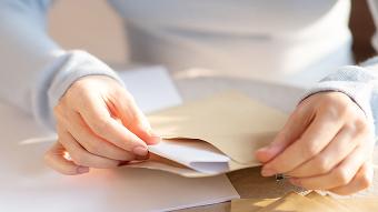 ノートに文字を書いている様子