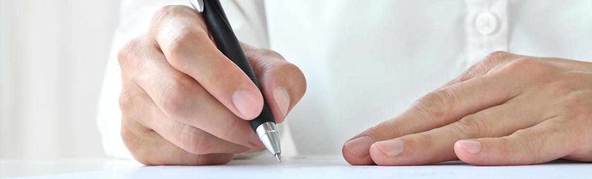 ノートに文字を書いている様子