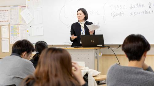 学生に向けて授業を行っている講師