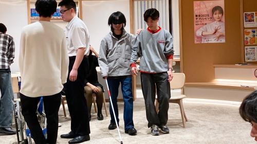 障がい者体験をする学生