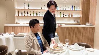 ホテルで給仕をしている学生