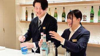 バーでお酒を扱っている学生