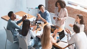 留学生が議論しているイメージ画像