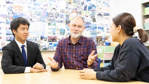 英会話の練習をしている講師と学生