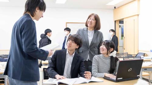 講師と学生が話している様子