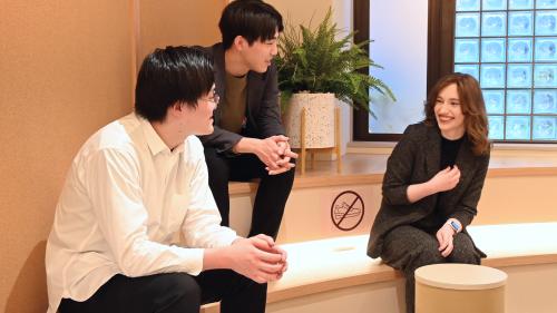 ラウンジで会話をする学生