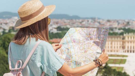 旅行先で地図を見ている女性