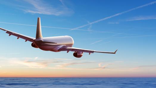 飛行機が飛んでいるイメージ画像