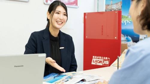 お客様に旅行プランを案内している様子