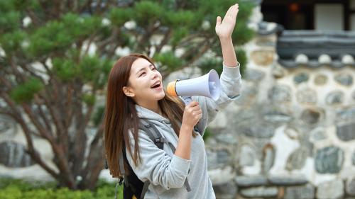 ツアーガイドが案内をしている様子