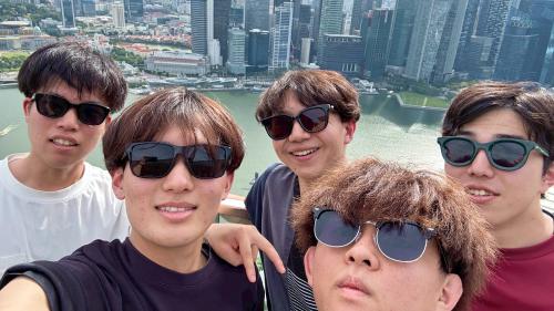 学生の海外実習での集合写真