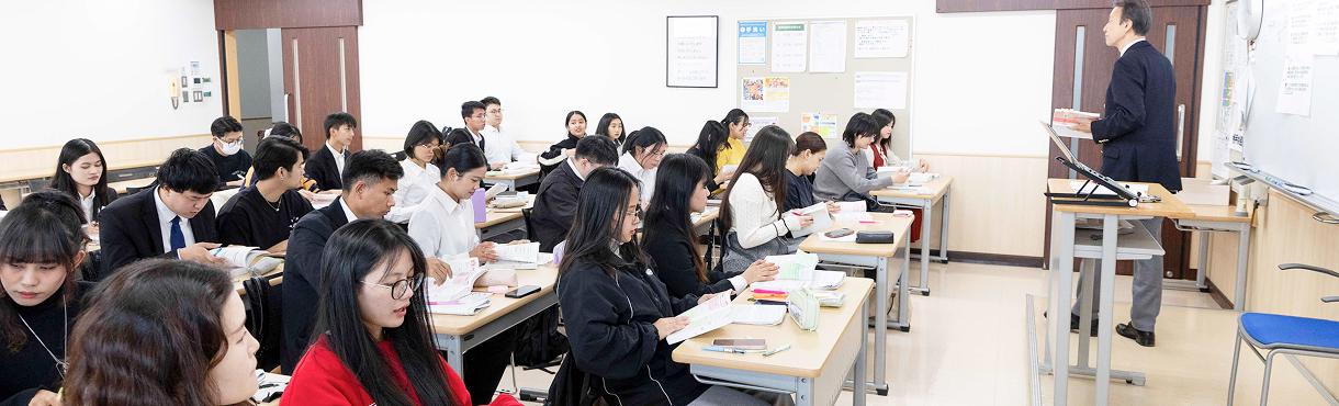 講師が学生に向けて授業をしている様子