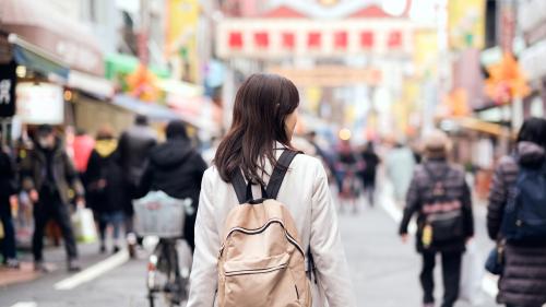 巣鴨の通りを歩いているイメージ