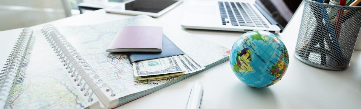 デスクにパソコンや書類があるイメージ