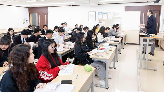 講師が学生に向けて授業をしている様子