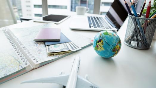 デスクにパソコンや書類があるイメージ