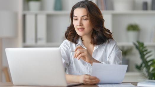 パソコンを見ている女性