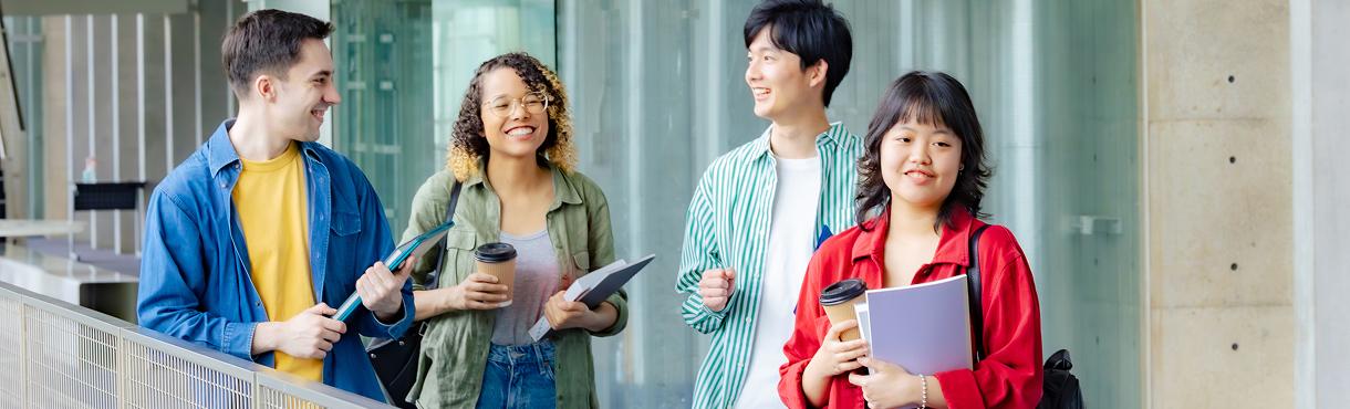 留学生たちが会話している様子