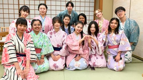 旅館での集合写真の様子