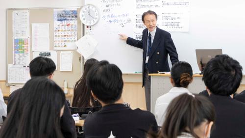 学生に向けて授業をしている講師
