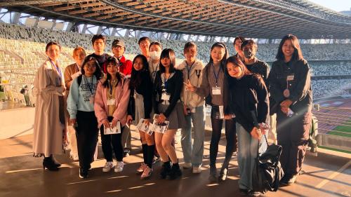 競技場での集合写真の様子