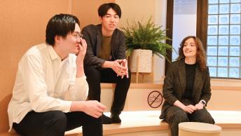 ラウンジで会話をしている学生たち