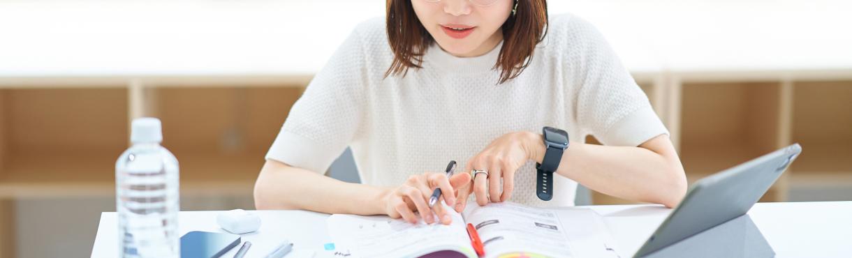 デスクで資格の勉強をしているイメージ画像