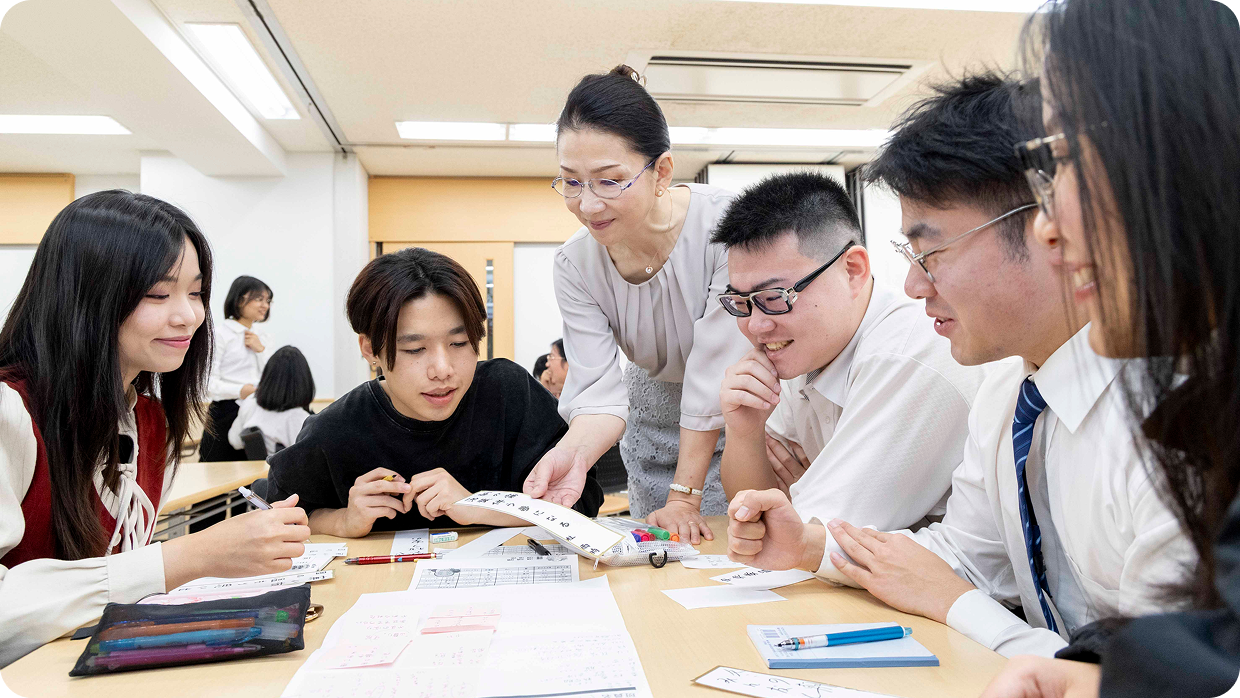 講師と会話する学生たち